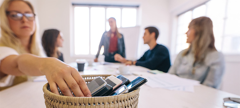 Digital Detox: Wie man digitale Überlastung am Arbeitsplatz vermeidet