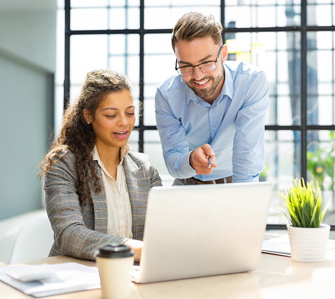 Assistenz- und Sekretariatsjobs in Frankfurt Zwei Mitarbeiterinnen im Büro arbeiten gemeinsam am Computer und besprechen Unterlagen.