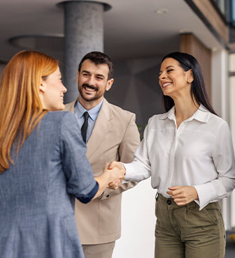 Eine freundliche Begr&uuml;&szlig;ung im Team symbolisiert eine offene Unternehmenskultur, gegenseitige Wertsch&auml;tzung und eine vertrauensvolle Zusammenarbeit.