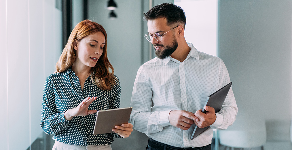 Gespräch im Büro Zwei Kollegen unterhalten sich im Flur.