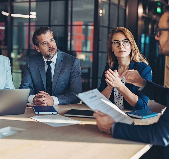 Geschäftstreffen im Finanzwesen Geschäftsleute in formeller Kleidung führen ein Gespräch in einem modernen Konferenzraum – Fokus auf Finanz- und Managementthemen.