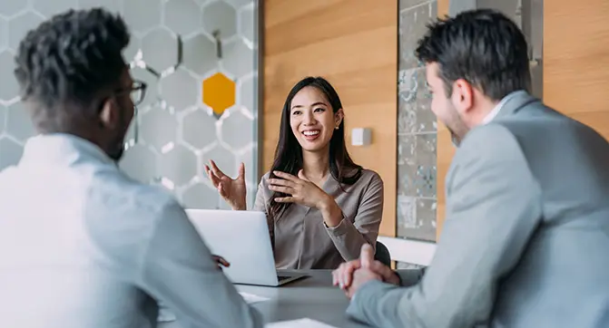 Meeting in einem modernen Büro Meeting in einem modernen Büro
