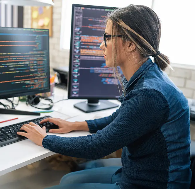 Frau am Programmieren Frau am Programmieren