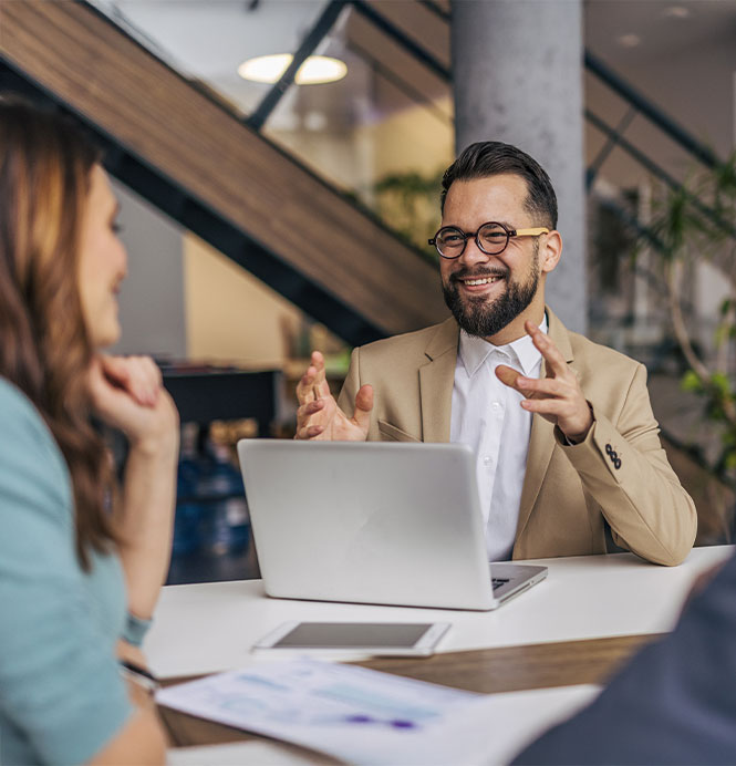 Gespräch in einem modernen Loftbüro Gespräch in einem modernen Loftbüro