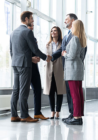 Handshake Situation auf einem Büroflur Handshake Situation auf einem Büroflur