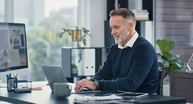 Anwalt schreibt etwas an seinem Notebook Anwalt schreibt etwas an seinem Notebook