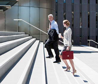 Bild wie ein Mann und eine Frau eine Treppe hoch gehen