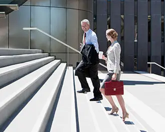 Bild wie ein Mann und eine Frau eine Treppe hoch gehen