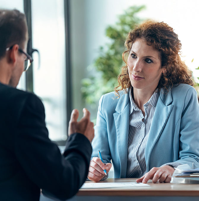 Frau im Gespräch mit einem Personalberater – Karriereberatung für Fach- und Führungskräfte.