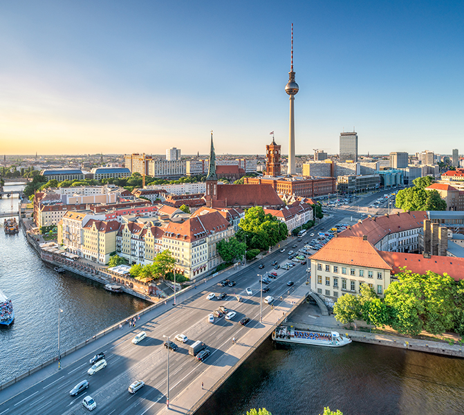 Panorama von Berlin mit Fernsehturm und Spree Stadtansicht von Berlin bei Sonnenuntergang mit Fernsehturm, Spree und historischen Gebäuden.