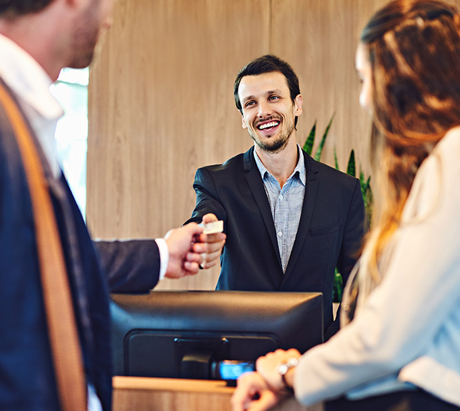 Empfangsmitarbeiter-Jobs in Frankfurt – Einstieg mit Perspektive Werden Sie Empfangsmitarbeiter in Frankfurt und nutzen Sie Ihre organisatorischen Fähigkeiten sowie Ihr freundliches Auftreten für den ersten Eindruck im Unternehmen.