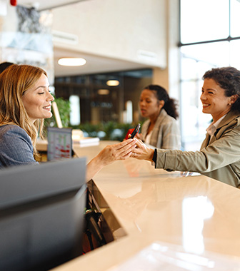 Empfangsmitarbeiter in Frankfurt – Mehr als Unterstützung Empfangsmitarbeiter sind mehr als nur Unterstützung: Sie repräsentieren das Unternehmen, koordinieren Abläufe und sorgen für einen professionellen Empfang von Gästen und Kunden.