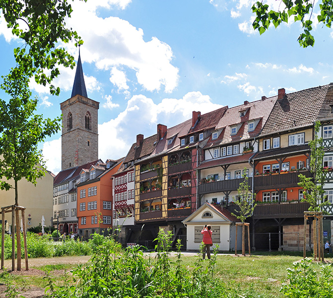 Krämerbrücke in Erfurt Historische Häuser und Fachwerkbauten auf der Krämerbrücke in Erfurt mit blauem Himmel im Hintergrund.