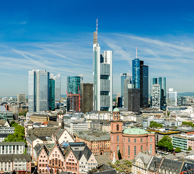 Skyline von Frankfurt mit modernen Hochhäusern. Panoramaaufnahme der Frankfurter Innenstadt mit Bankentürmen, historischen Gebäuden und blauem Himmel.