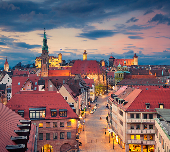 Blick auf die Altstadt von Nürnberg bei Abenddämmerung Stimmungsvolle Ansicht der Nürnberger Altstadt mit historischen Gebäuden und Burg im Abendlicht.