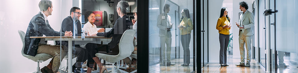 Karriere im Team Menschen im Meetingraum und im Flur im Gespräch – Zusammenarbeit und Teamarbeit im Fokus.