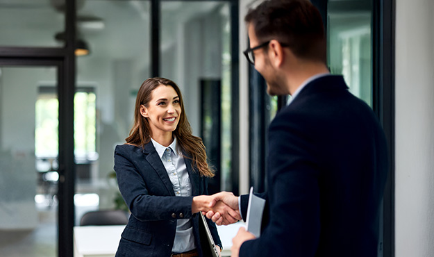 Handshake auf dem Flur Handshake auf dem Flur