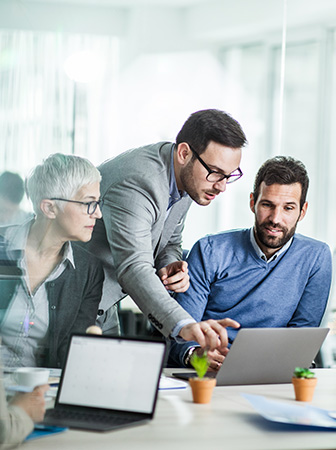 Diskusion an einem Laptop Diskusion an einem Laptop