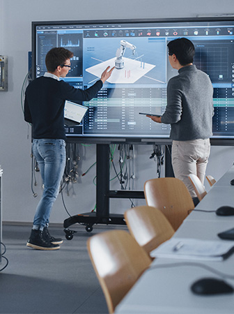 Zwei Ingenieure an einem Fernseher mit 3D Model