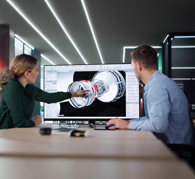 Zwei Ingenieure an einem Monitor mit 3D Model