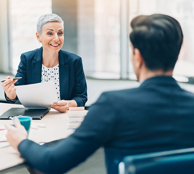 Interview in einem Büro zwischen einer Frau und einem Mann