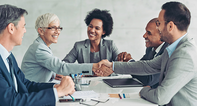 Meeting mit Shakehands über dem Tisch Meeting mit Shakehands über dem Tisch