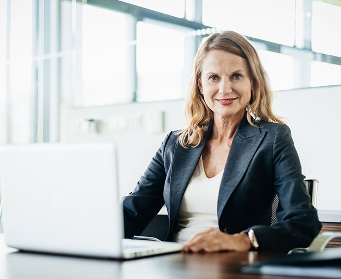 Active Sourcing Header Geschäftsfrau mit Laptop im Büro – professionelles Recruiting über Active Sourcing.