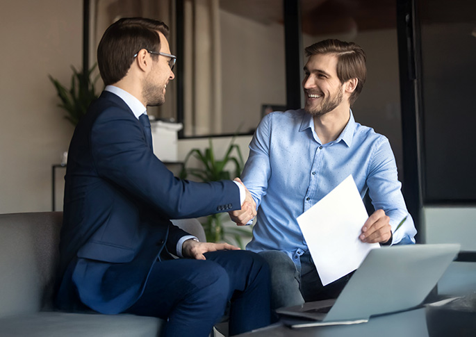 Shake Hands auf einer Bürocouch nach Einstellung Shake Hands auf einer Bürocouch nach Einstellung
