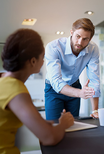 Erklärendes Gespräch in einem Office - Business Casual Erklärendes Gespräch in einem Office - Business Casual