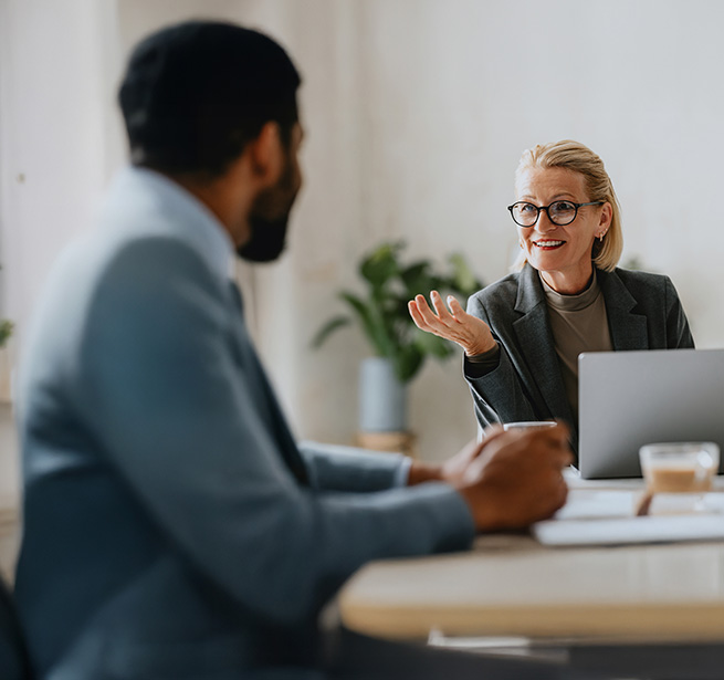 Gespräch zwischen Personaldisponent und neuem Mitarbeiter Gespräch zwischen Personaldisponent und neuem Mitarbeiter