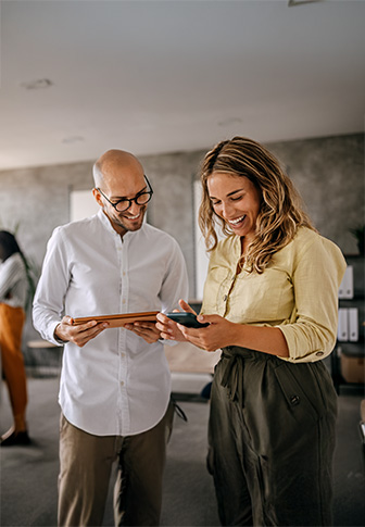 Fröhliche Mitarbeiter am Tablet Fröhliche Mitarbeiter am Tablet