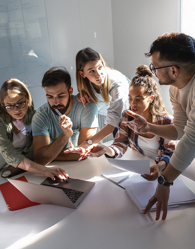 Workshop an einem Tisch mit heißer Diskussion